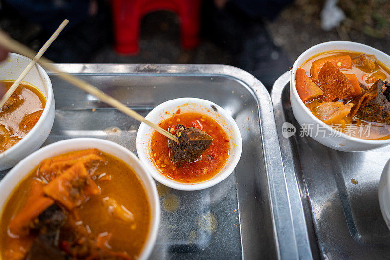 越南炖牛肉内脏(pha lau bo):这是越南南部很受欢迎的小吃，越南街头小吃。美食和旅游概念。